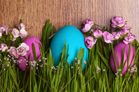 Oeufs de Pâques dans l'herbe