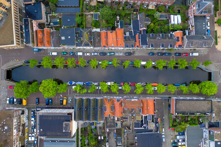 Vue de dessus des maisons le long du canal