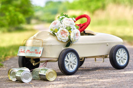 Carro com decoração de casamento