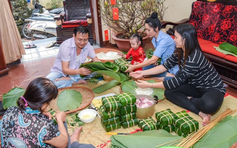 Bánh chưng, bánh giầy, bánh tét là những món ăn truyền thống đặc sắc của người Việt. Từng chiếc bánh được làm bằng tâm huyết và sự cầu kỳ, mang đậm nét văn hoá của dân tộc. Hãy để hình ảnh về những chiếc bánh này đưa bạn đến với hương vị và văn hoá của Việt Nam.