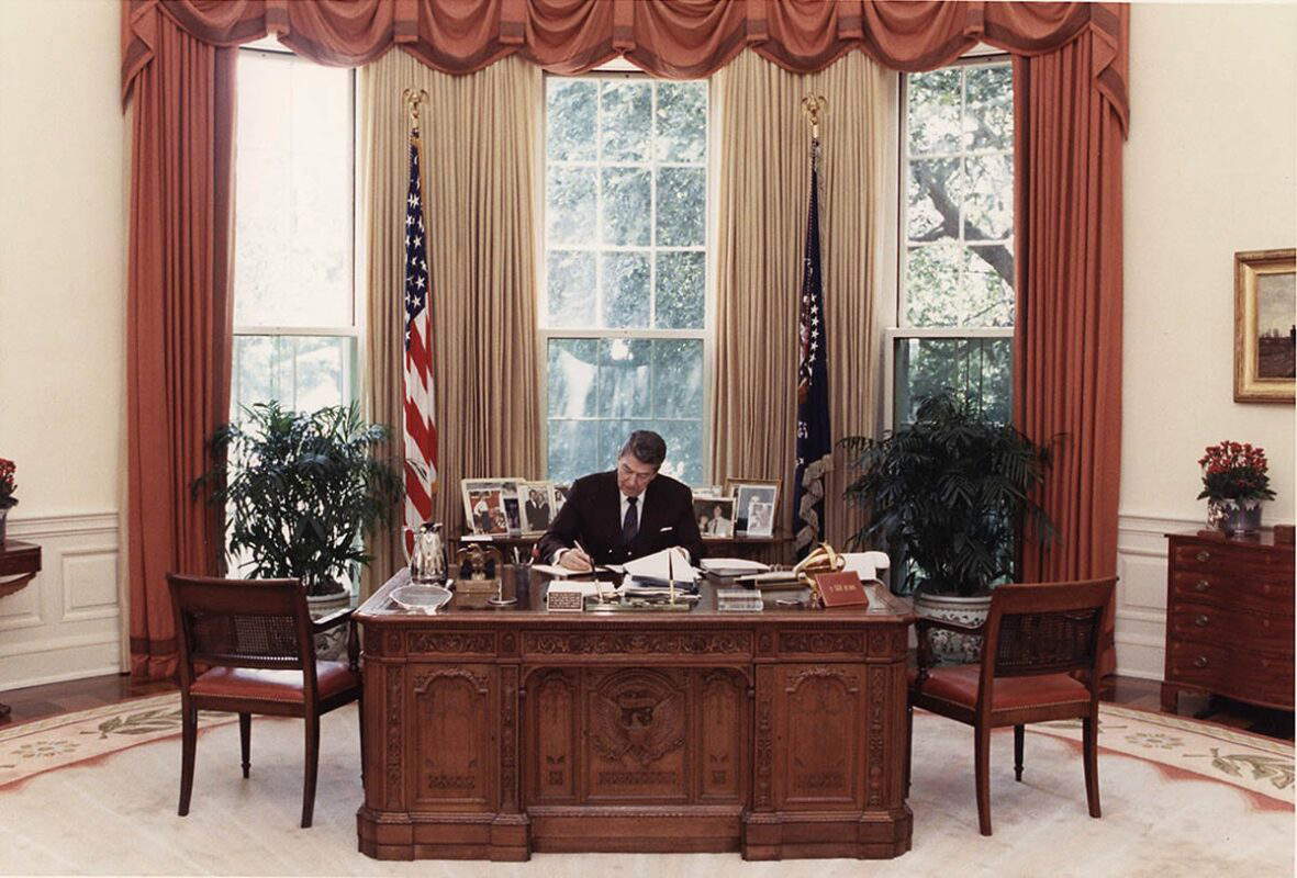 ronald reagan resolute desk