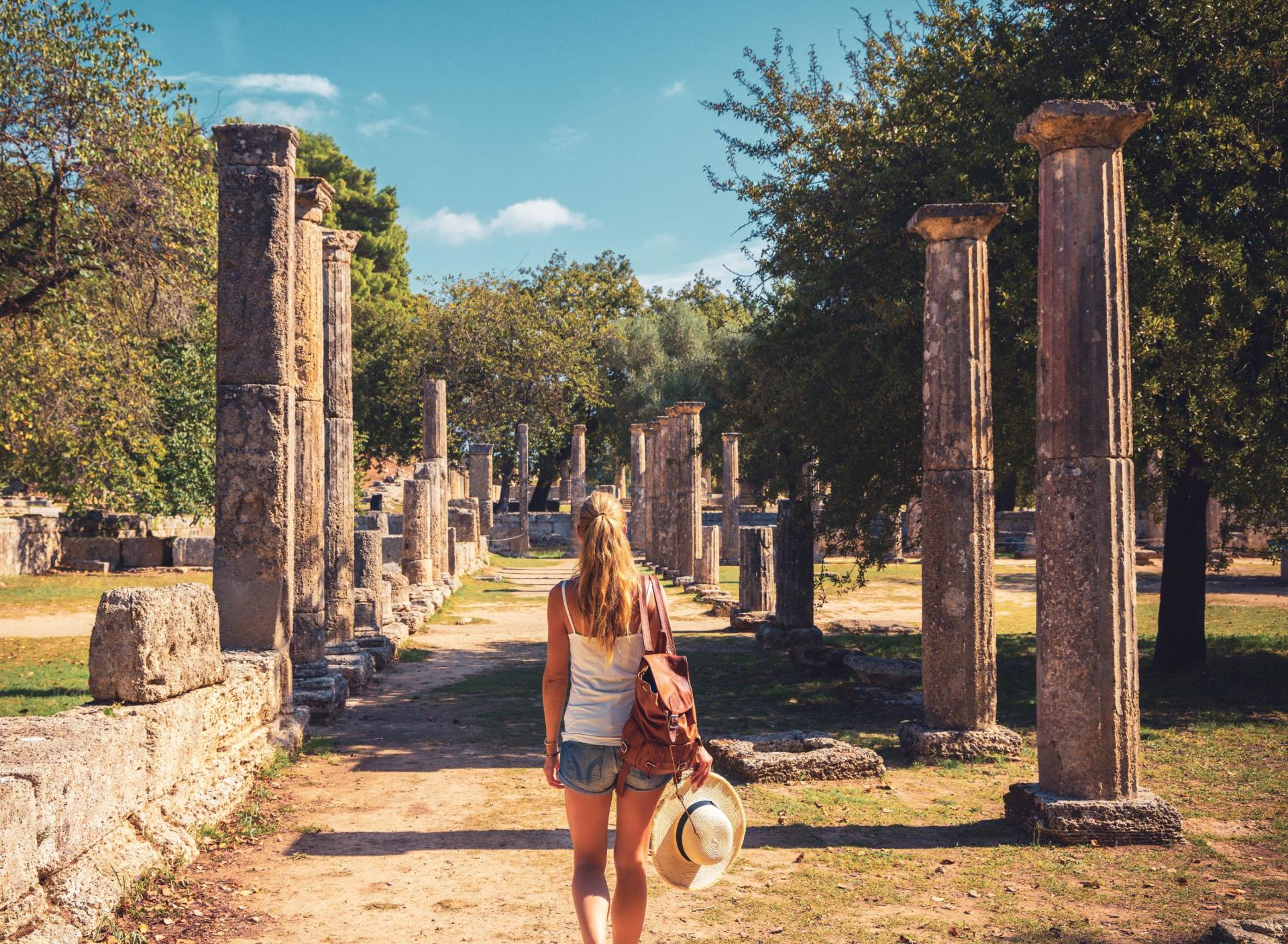 10-Day Classic Greece and Santorini Tour from Athens: Olympia, Delphi, Kalambaka and Santorini