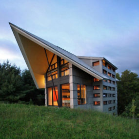 Quebec Countryside Slope House with Upper and Lower Walkouts