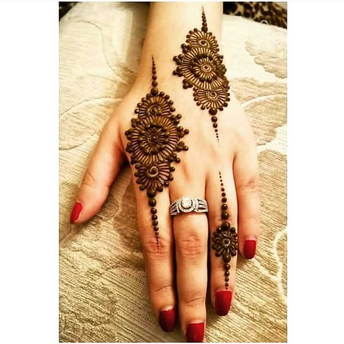 Simple mehndi designs for hands