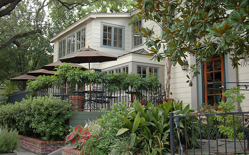 Backstreet Cafe’s outdoor patio area is surrounded by greenery.