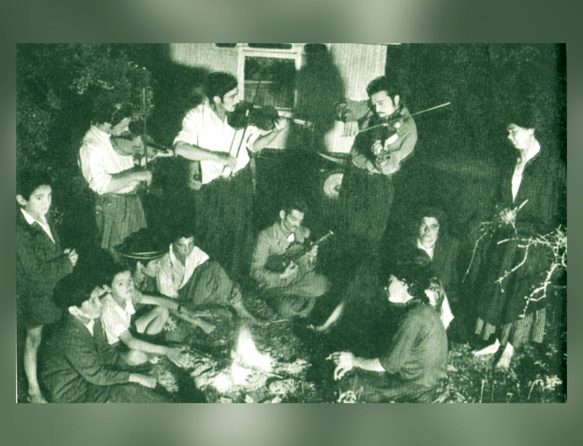 Photo de gitans autour du feu - Documentation d'Hergé pour Les Bijoux de la Castafiore