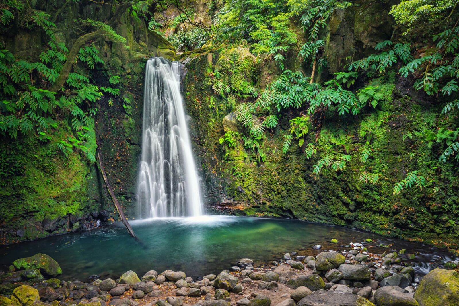 prego waterfall sao miguel