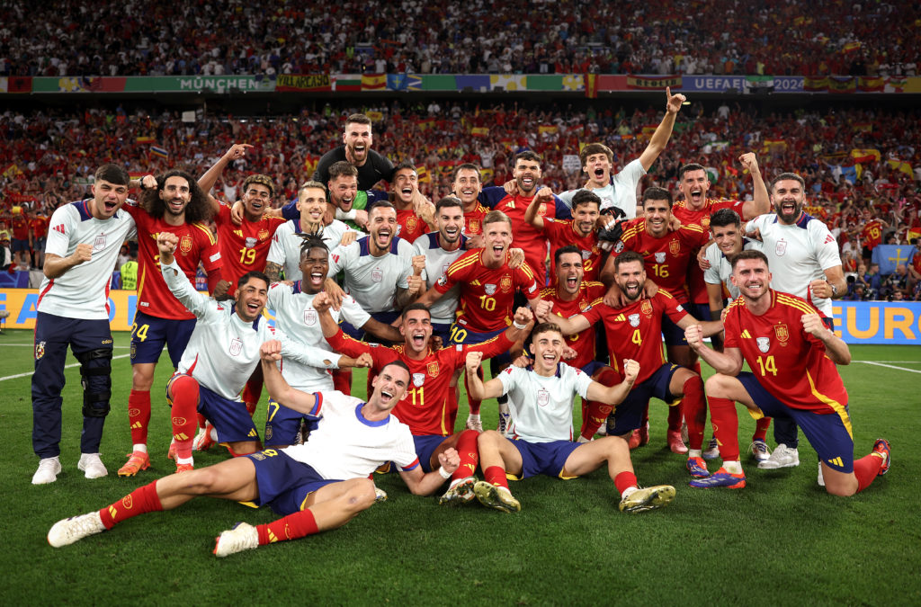 The Spain team celebrate victory during the UEFA EURO 2024 semi-final match between Spain v France at Munich Football Arena on July 09, 2024 in Mun...