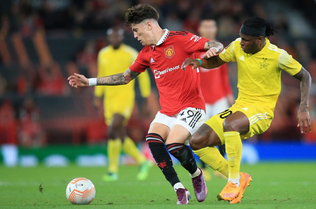 FC Sheriff's Burkinabe striker Cedric Badolo (R) vies with Manchester United's Argentinian midfielder Alejandro Garnacho during the UEFA Europa Lea...