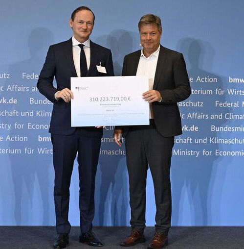 Robert Habeck, Federal Minister for Economic Affairs and Climate Action, presented the official notification of funding to Uwe Liebelt, President European Verbund Sites, BASF.(Source:  BMWK / Andreas Mertens)