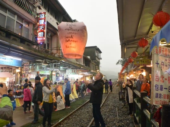 12月31日限定！花火鑑賞付年越しツアー　夜の九份たっぷり観光・十分観光（天燈上げ）＜日本語ガイド／古窗レストラン夕食／台湾ビール飲み放題付＞