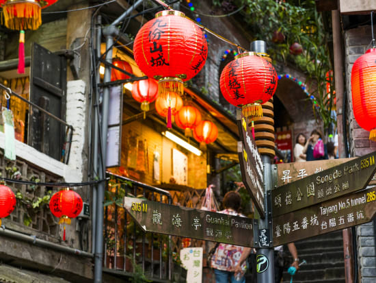 九份・十分（天燈上げ）・十分の滝ツアー　山間の美しい田園風景が楽しめるノスタルジックなローカル列車「平渓線」に乗れる＜1日／日本語ガイド／台湾郷土料理の昼食＞