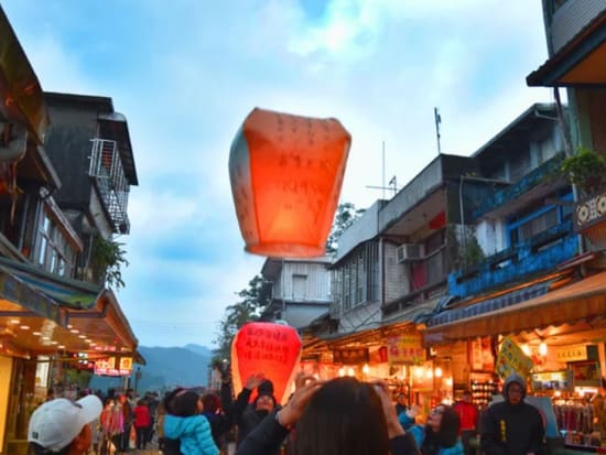 夜の九份・十份（天燈上げ）ツアー　フォトジェニックな阿妹茶樓を眺めるスポットへ！台湾茶セット付き＊京鼎樓昼食付きプランあり＜午後／日本語ガイド／夜市解散可＞