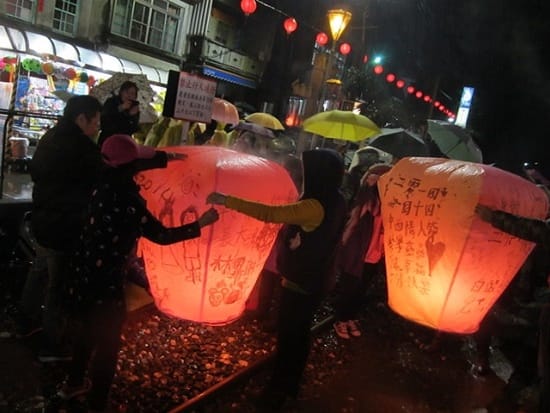 【貸切】夜の九份・十分（天燈上げ）ツアー　2大観光地を自分達のペースで周れる　鼎泰豊や欣葉の食事付きプランあり＜午後／日本語ガイド／選べる夜市解散可＞