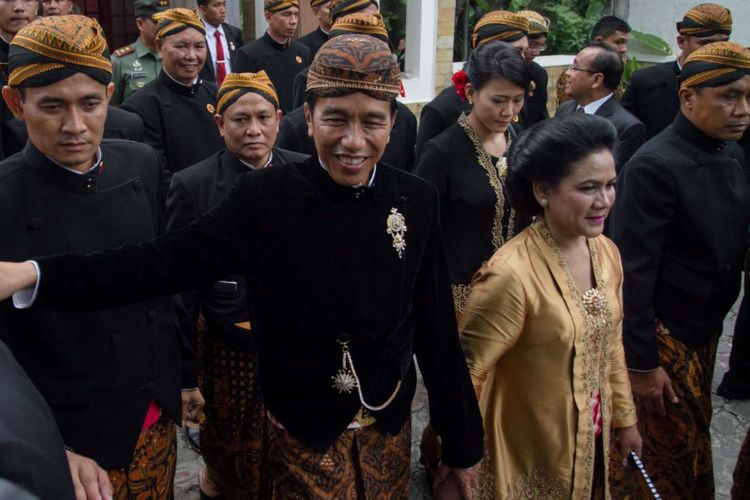 Pakaian Adat Jawa Tengah: Jenis, Makna, Filosofi, dan Penjelasan - Gramedia Literasi