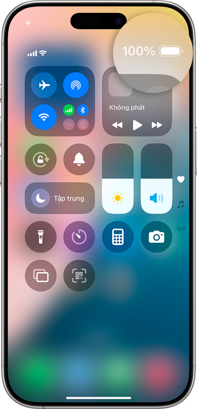 Màn hình iPhone hiển thị Trung tâm điều khiển, cho thấy phần trăm pin là 100%