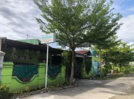 Padang Homestay, hotel in Padang