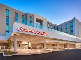 Hampton Inn & Suites Anaheim Resort Convention Center، فندق يسمح بالحيوانات الأليفة في أنهايم