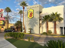 Super 8 by Wyndham Las Vegas North Strip/Fremont St. Area, viešbutis Las Vegase