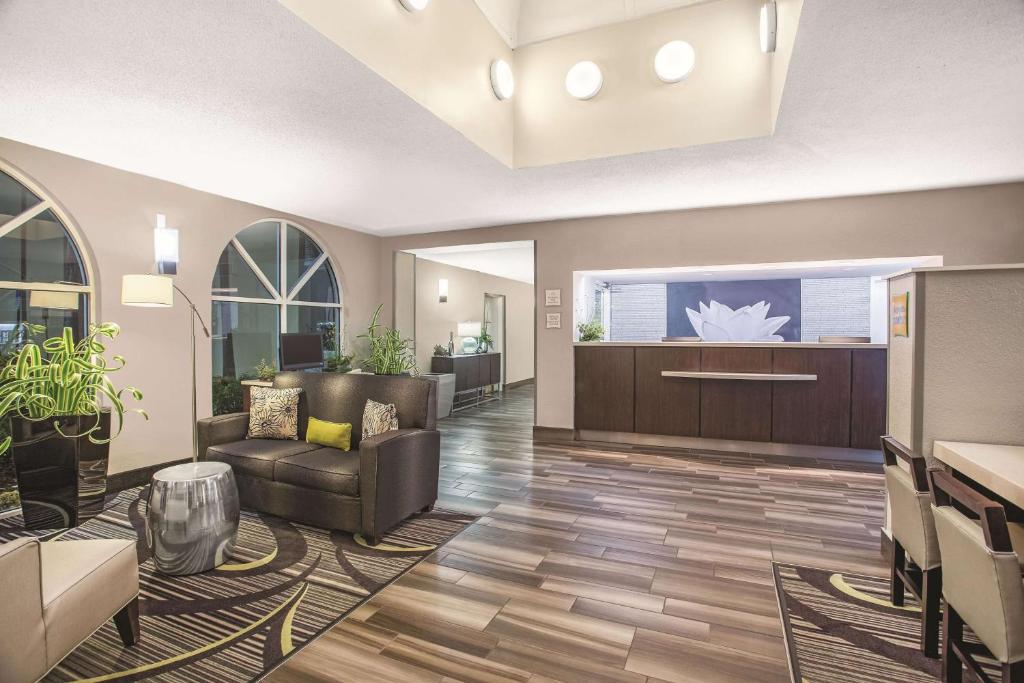 Χώρος καθιστικού στο La Quinta by Wyndham Fort Lauderdale Tamarac