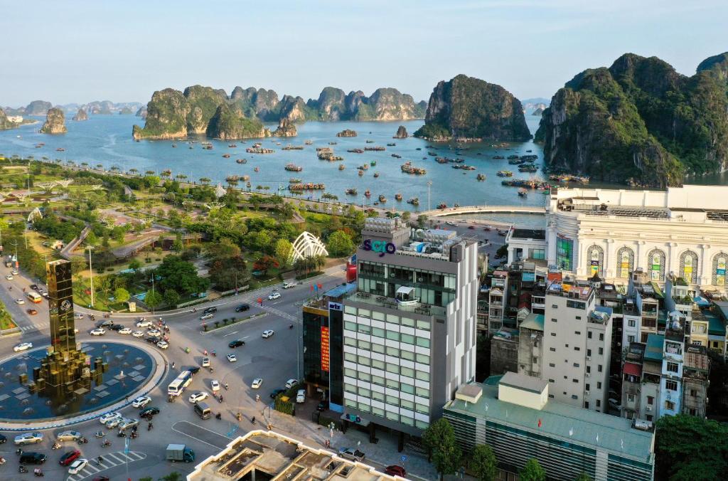 Blick auf eine Stadt mit Fluss und Gebäuden in der Unterkunft SOJO Hotel Ha Long in Hạ Long