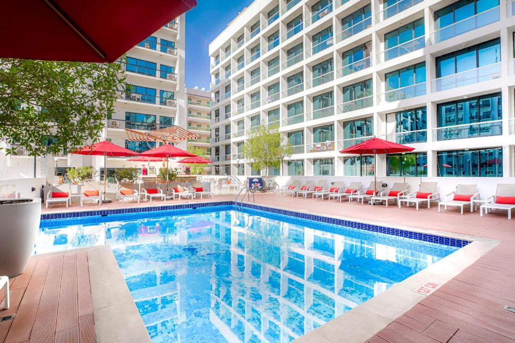 Басейн в или близо до Golden Sands Hotel Apartments