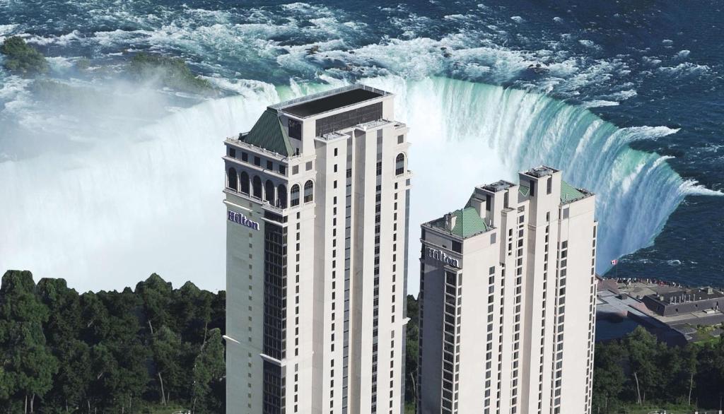 una vista de las cataratas del Niágara desde el lado de dos edificios en Hilton Niagara Falls/ Fallsview Hotel and Suites en Niagara Falls