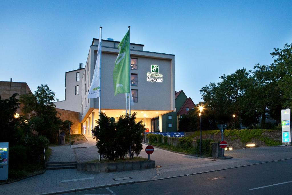 ein Gebäude mit grüner Flagge auf der Seite in der Unterkunft Holiday Inn Express Fürth by IHG in Fürth