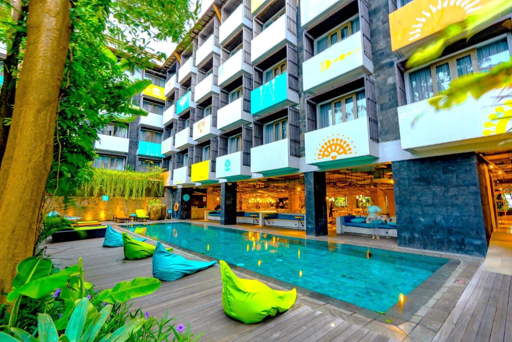 Hồ bơi trong/gần IKOSHAROLD Suites Seminyak