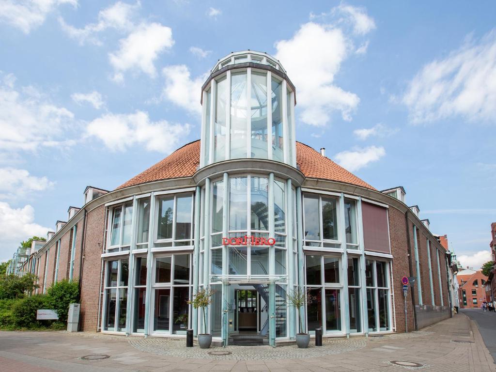 een gebouw met een glazen toren erop bij DORMERO Hotel Bargenturm Lüneburg in Lüneburg