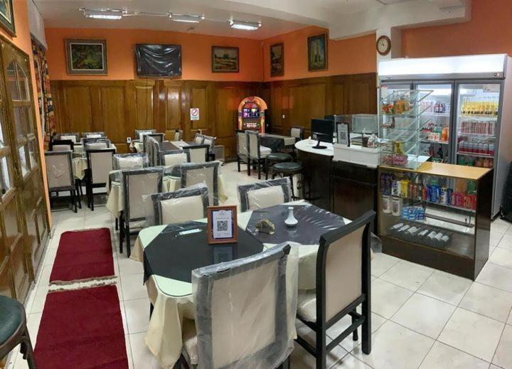 uma sala de jantar com mesas e cadeiras num restaurante em Hospedaje costanera em Mendoza