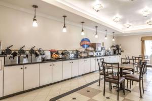 una cucina con tavolo e sedie in una stanza di Baymont by Wyndham Galveston a Galveston