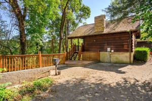 A garden outside Do Not Disturb - Pigeon Forge Smoky Mountain Studio Cabin, Hot Tub, Fireplace