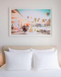 uma fotografia por cima de uma cama com duas almofadas brancas em YOTELPAD Miami em Miami