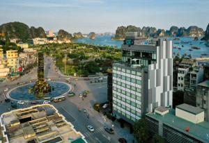 eine Luftansicht einer Stadt mit Fluss und Gebäuden in der Unterkunft SOJO Hotel Ha Long in Hạ Long