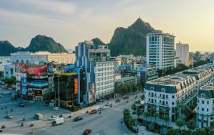 eine Stadt mit Gebäuden und eine Straße mit Autos in der Unterkunft SOJO Hotel Ha Long in Hạ Long