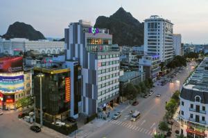 eine Luftansicht einer Stadt mit Gebäuden und einer Straße in der Unterkunft SOJO Hotel Ha Long in Hạ Long