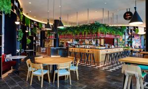 een restaurant met tafels en stoelen en een bar bij citizenM Miami Worldcenter in Miami