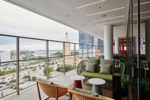 een balkon met uitzicht op de stad bij citizenM Miami Worldcenter in Miami