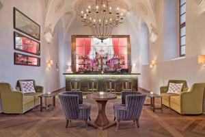 Ruang duduk di Augustine, a Luxury Collection Hotel, Prague