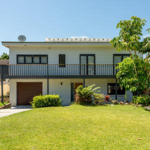 O grădină în afara Central Coast-Spacious House 5 minutes drive to beach