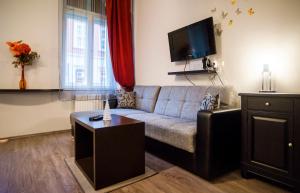 un soggiorno con divano e TV di Budapest Rooms Bed and Breakfast a Budapest