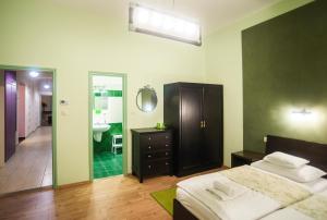 una camera con due letti e un bagno con lavandino di Budapest Rooms Bed and Breakfast a Budapest