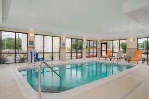 una gran piscina en un edificio con ventanas en Courtyard by Marriott Niagara Falls, USA en Niagara Falls