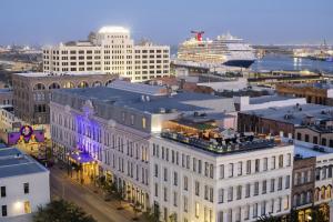 The Tremont House, Galveston, a Tribute Portfolio Hotel في جالفيستون: اطلالة جوية على مدينة بها سفينة سياحية