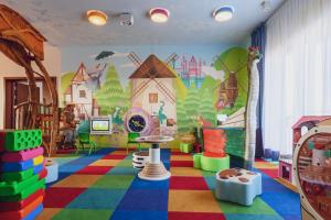 Cette chambre pour enfants est dotée d'un sol coloré et d'une salle de jeux. dans l'établissement Hotel Szlak Bursztynowy, à Jarosławiec