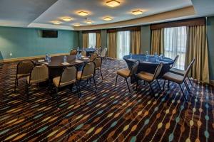 una sala de conferencias con mesas y sillas largas en Hampton Inn & Suites Destin en Destin