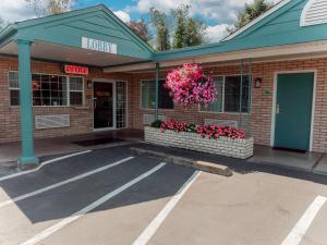 a building with a wreath of pink flowers on it at Sweet Home Inn in Sweet Home