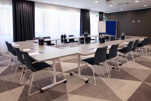 einen Konferenzraum mit einem langen Tisch und Stühlen in der Unterkunft Holiday Inn Express Fürth by IHG in Fürth