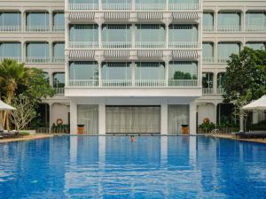 a large swimming pool in front of a building at The Robertson House managed by The Ascott Limited in Singapore